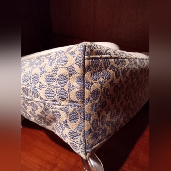 Coach Chambray Jacquard Tote. Color blue and ivory. With silver hardware. - Picture 7 of 11
